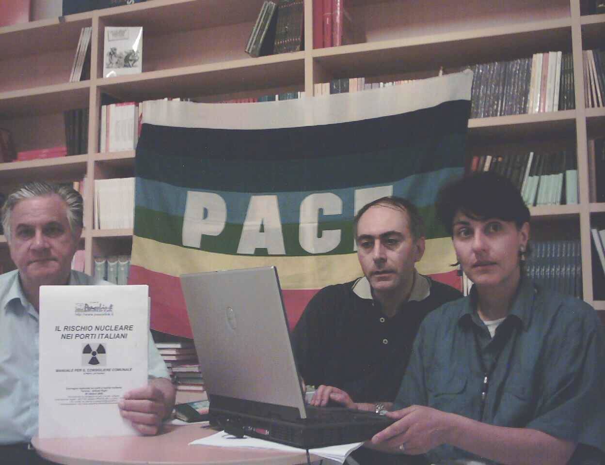 La conferenza stampa del 16 giugno 2005 a Taranto. Da sinistra Giovanni Matichecchia, Alessandro Marescotti e Marinella Marescotti