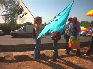 Attivisti del Wwf di fronte alla nuova base navale di Taranto.