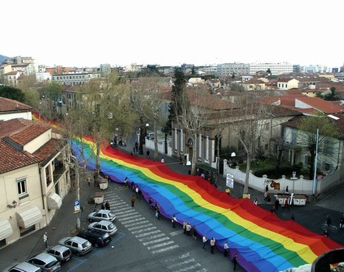 Vi volevo segnalare che nella mia citta' (Prato) domenica 6 aprile 2003 si e' svolta una manifestazione della pace ed in questa occasione e' stata 'srotolata' per le vie della citta' una bandiera di