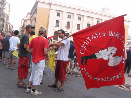 Alla manifestazione la bandiera del Comitato di Quartiere Città Vecchia, uno dei gruppi più attivi e creativi nell'organizzare l'iniziativa