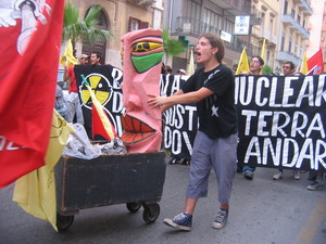 Una manifestazione animata e creativa, che si è conclusa nella Rotonda del Lungomare di Taranto con drammatizzazioni e cantastoriate sul rischio nucleare
