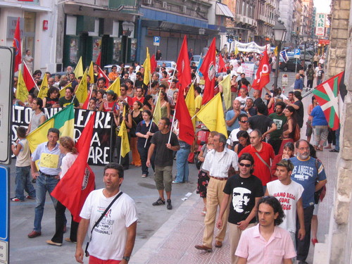 Il corteo contro il rischio nucleare mentre si snoda per il centro di Taranto