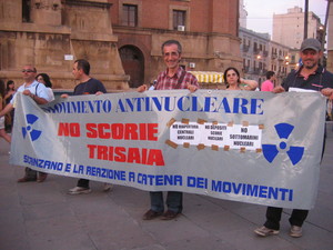 Al corteo hanno partecipato i gruppi pugliesi di Greenpeace (Lecce e Bari) che scandivano lo slogan "Niente plutonio nello Jonio" e un gruppo di "veterani" della protesta di Scanzano Jonico (nella fot
