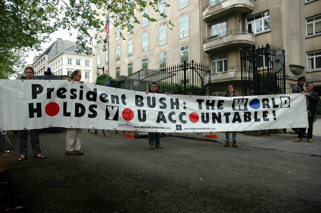 Alcuni manifestanti espongono uno striscione contro il presidente degli Stati Uniti George W. Bush: "Presidente Bush: il mondo ti reputa responsabile".