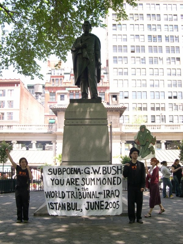 17 maggio 2005 - Ad Union Square, WTI, attivisti invitano Bush ad Instanbul