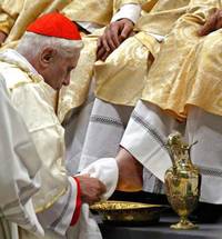 Roma, 2005: Il card. Joseph Ratzinger durante la lavanda dei piedi nella Basilica di San Pietro.