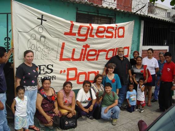 la prima seduta a sinistra è Maria Pineda, la donna sequestrata e minacciata da presunti poliziotti