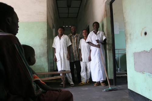 Ospedale di Kimbau, gli infermieri del reparto pediatria.