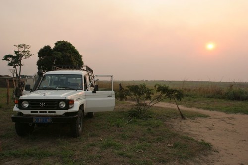 L'arrivo della jeep di Panorama a Lukuni Wamba: a bordo Chiara, due infermieri, l'ispettore sanitario locale e una cassa di medicinali.