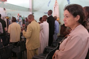 Chiara durante la funzione religiosa della domenica a Kenge.