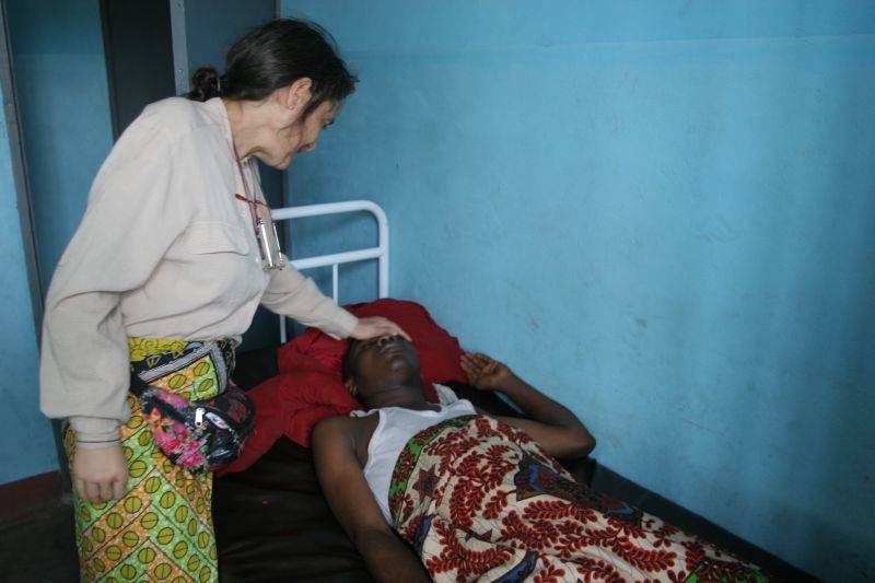Chiara Castellani con un malato del suo ospedale di Kimbau