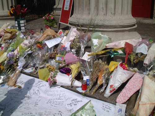 Fiori e dediche in memoria delle vittime del bus N. 30 a Tavistock Square