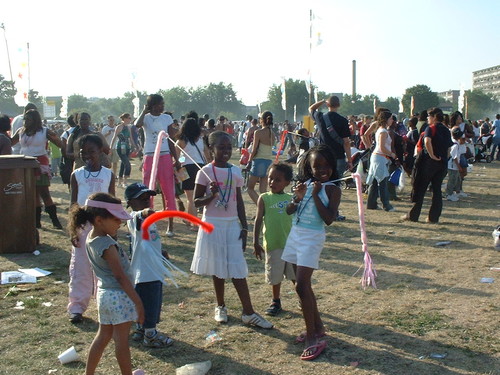 Bambini di colore al festival multiculturale RISE