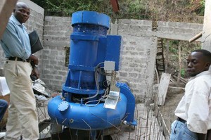 La turbina presso la diga sul fiume Nzasi (233 Kw, 400 volt): un trasformatore convertirà l'energia in media tensione e fornirà 10.000 Kv, sufficienti a supportare l'ospedale, Kimbau e i villaggi dell