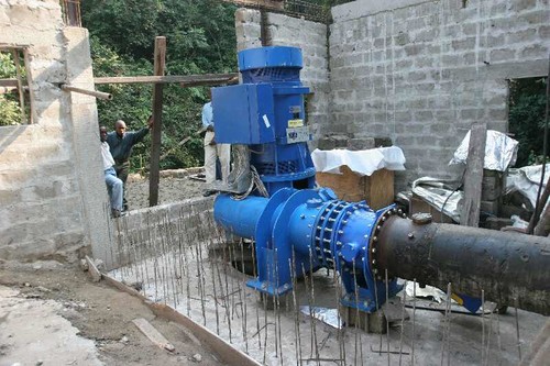 La posa della turbina del progetto idroelettrico di Kimbau