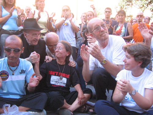 Piazza Alimonda, 20 luglio 2005. Alle 17.27, l'ora in cui Carlo Giuliani ha perso la vita il 20 luglio 2001, le persone si stringono attorno alla famiglia Giuliani con un applauso.