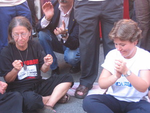 Piazza Alimonda, 20 luglio 2005. Haidi Gaggio Giuliani con la figlia Elena.