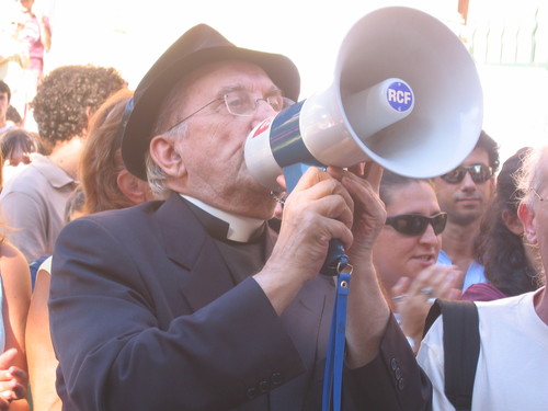 Piazza Alimonda, 20 luglio 2005. Don Andrea Gallo.