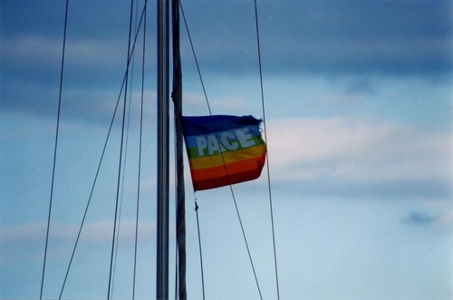 La bandiera della Pace partita da Crotone ed in movimento sul mare, possa raggiungere tutti i luoghi del mondo e conquistare il cuore di tutti. Laura