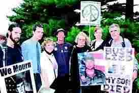 foto tratta da "Il Mattino " del 24 agosto 2005, Cindy Sheehn e la penultima da destra