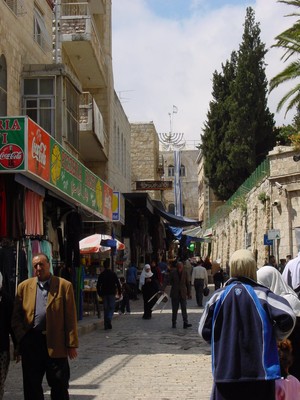 Gerusalemme: la casa che Sharon ha comprato in pieno quartiere arabo e addobbato con stendardi israeliani