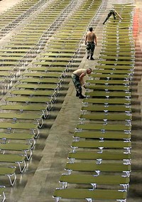 Vengono preparate delle brande per accolgiere gli sfollati vittime dell'uragano in Arizona al «Memorial Veteran's Coliseum» di Phoenix (Ap)