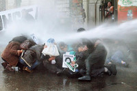 I manifestanti dispersi con gli idranti.