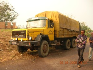 1° camion partito per Kimbau i primi di agosto e fermo a 10 kM dopo Kenge. Doveva portare cemento e carburanti