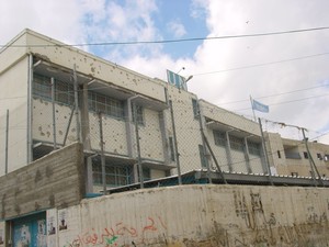 Betlemme: campo profughi di Aida. La scuola delle Nazioni Unite mitragliata dai colpi dei cecchini israeliani. Questo mitragliamento di colpi continua tutt'ora (hanno dovuto sgomberare le classi più 
