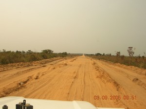La strada da Kinshasa a Kenge. Di questa pista fra Kinshasa e Kenge ce ne è 137 kM.