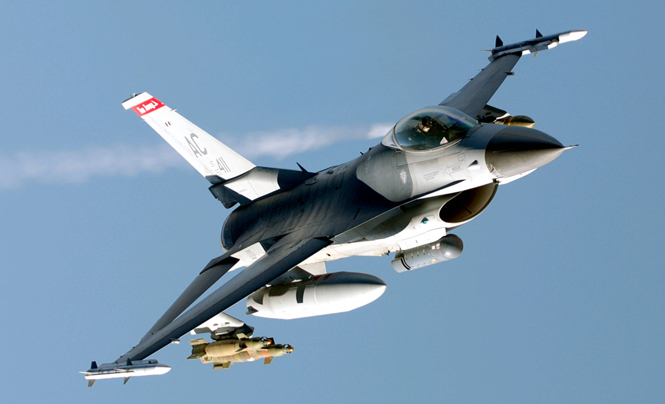 Il cacciabombardiere F-16