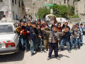 Nablus: bambini che escono da scuola ci accolgono festosi