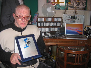 Senigallia, 16 ottobre 2005. Franco Civelli, redattore capo disabile della Tv di quartiere "Disco Volante" mostra la targa di vincitore dell'edizione 2004 del premio giornalistico "Ilaria Alpi" nella 
