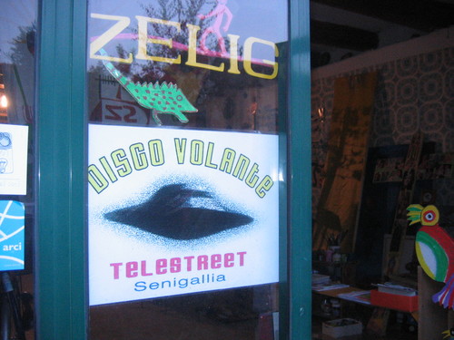 Il logo di Disco Volante Telestreet sulla porta dello "Studio Zelig", il laboratorio d'arte per disabili e non che ha lanciato il progetto della Tv di quartiere.