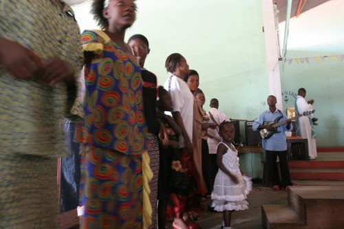 Messa a Kenge: musica e danza fanno parte del rito