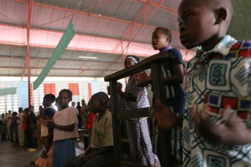 Messa a Kenge: i canti accompagnano sempre le messe in Africa.