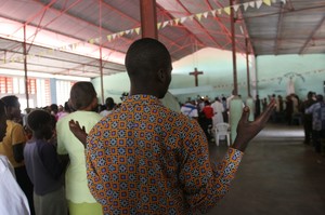 La celebrazione della messa in una chiesa di Kenge