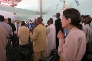Chiara durante la messa domenicale a Kenge.