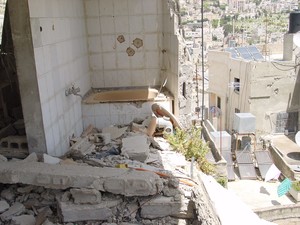 Nablus: il segno degli Apache israeliani in un palazzo della città vecchia
