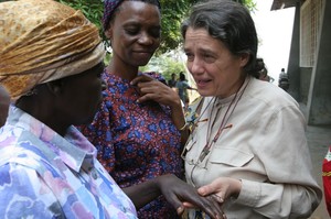 La dottoressa Chiara Castellani (a destra), con alcune donne del Congo