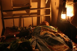 Ospedale di Kimbau: la donna con l'emorragia in attesa delle trasfusioni di sangue.