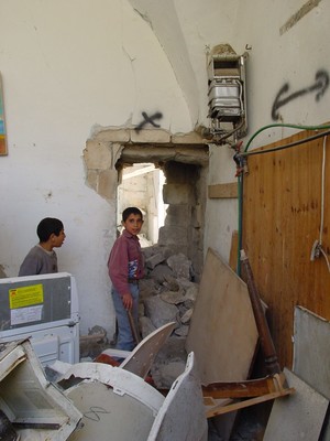 Nablus: i fori praticati tra una casa e l'altra per poter passare senza essere colpiti dai proiettili durante l'assedio della città