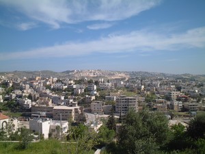 Betlemme: sullo sfondo, in cima alla collina, un insediamento di coloni israeliani