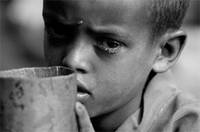 Bambino etiope assetato