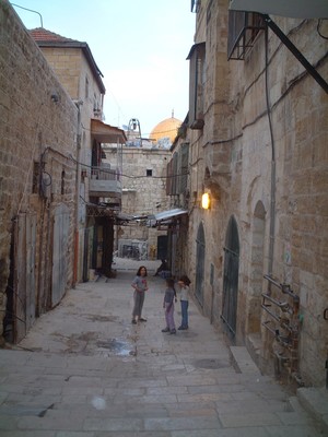 Bambine palestinesi in una via di Gerusalemme Est