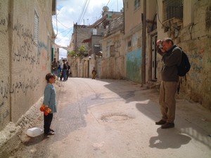 Bethlehem: campo profughi di Aida. Bambina in posa per foto