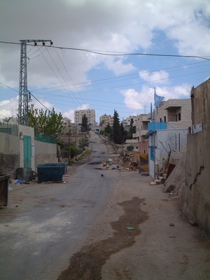 Bethlehem: campo profughi di Aida; sullo sfondo, le postazioni da cui sparano i soldati e i coloni israeliani