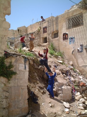 Nablus: bambini palestinesi sulle rovine di una casa distrutta da un bombardamento israeliano, nella quale hanno perso la vita 9 persone
