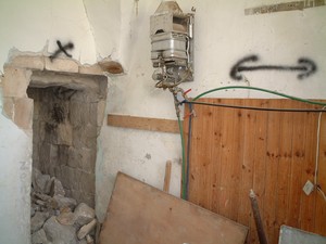 Nablus: i soldati israeliani passavano da una casa all'altra facendo saltare i muri con delle cariche di esplosivo, e lasciando dei segni sui muri per potersi muovere velocemente senza dover uscire al