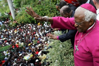 Il Nobel per la Pace, Desmond Tutu, chiede calma alle migliaia di haitiani simpatizzanti di René Preval, che esigono sia dichiarato trionfatore delle elezioni presidenziali Foto Reuters